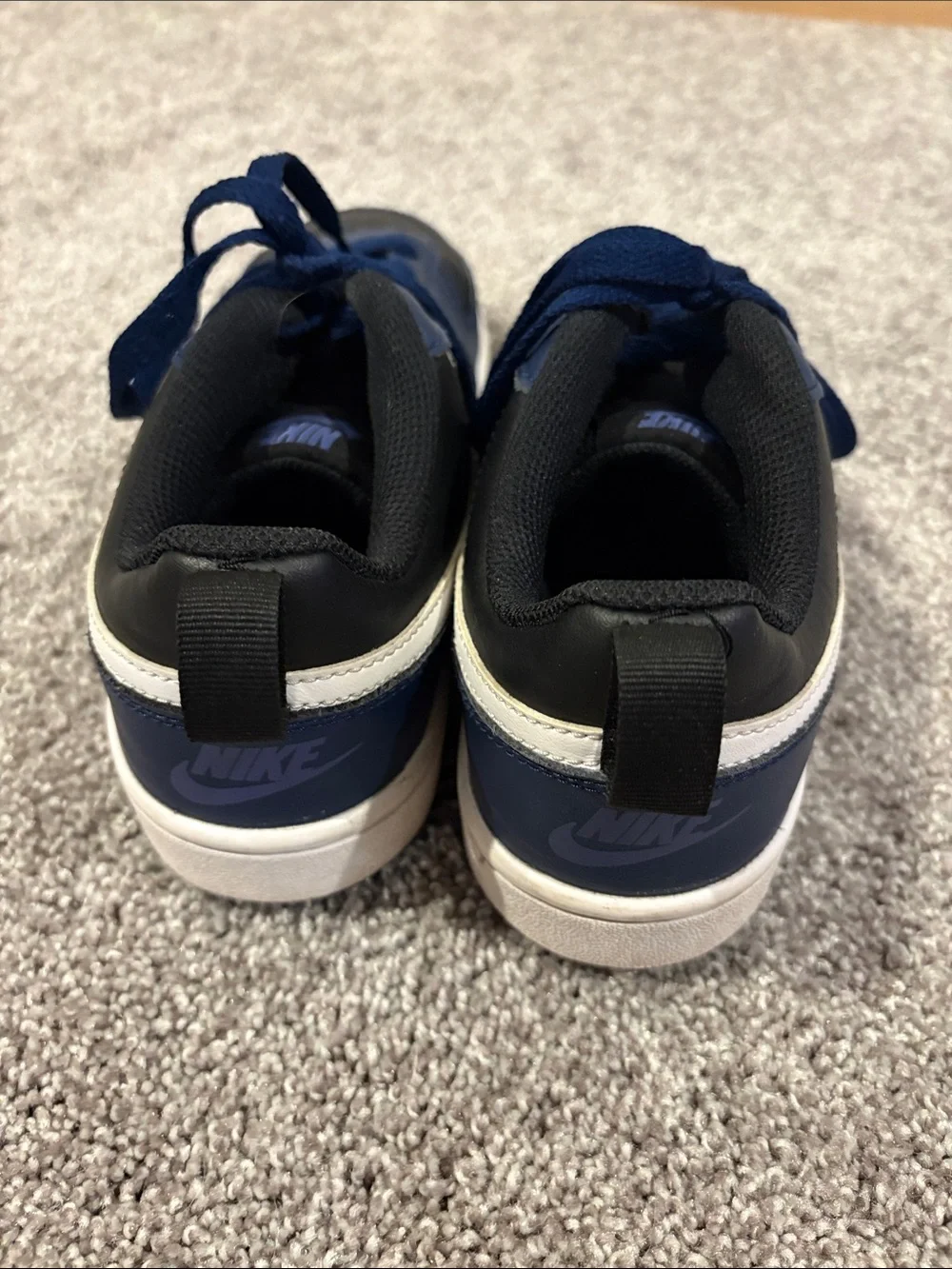 Nike Men's Navy and Black Low-Top Sneakers with White Swoosh